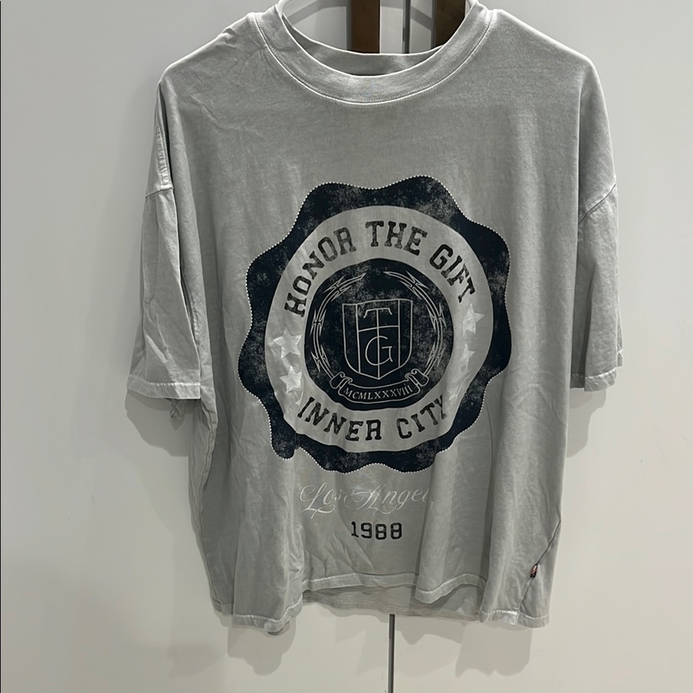 Gray Short Sleeve Tee with Circular Graphic